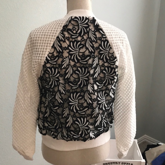 ✨Black& White Jacket w/ Stunning Detailing✨ - Picture 3 of 6